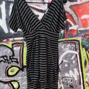 Striped Black and Gray Dress med